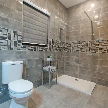 Close To Airport, Double Bedroom, Sofa-bed, Private Bathroom For Adults And Children Aged 10 And Over Only בית אירוח