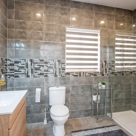 Close To Airport, Double Bedroom, Sofa-bed, Private Bathroom For Adults And Children Aged 10 And Over Only Habitación en casa particular Gudja