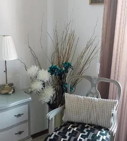 Habitación en casa particular Close To Airport, Double Bedroom, Sofa-bed, Private Bathroom For Adults And Children Aged 10 And Over Only