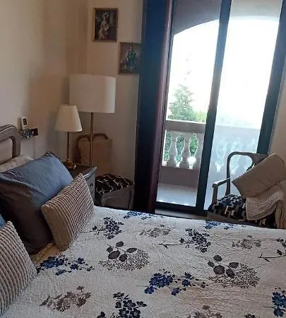 Close To Airport, Double Bedroom, Sofa-bed, Private Bathroom For Adults And Children Aged 10 And Over Only Habitación en casa particular Gudja